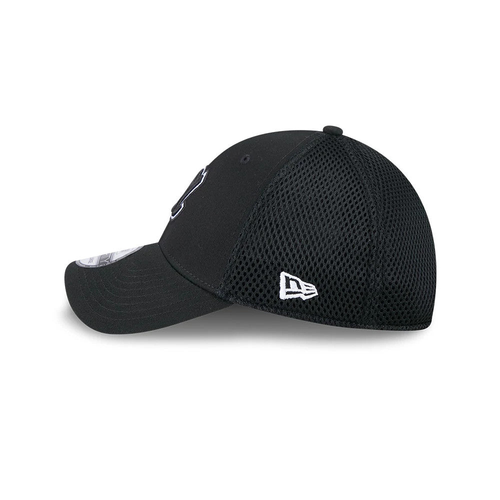 Pictured is this MLB Evergreen Neo Atlanta Braves 39THIRTY Stretch Fit cap in black. 5