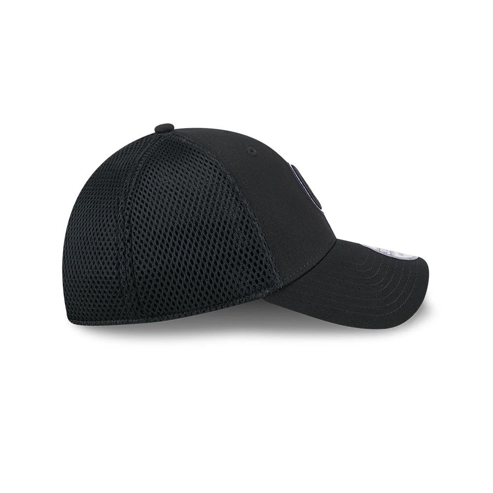 Pictured is this MLB Evergreen Neo Atlanta Braves 39THIRTY Stretch Fit cap in black. 6