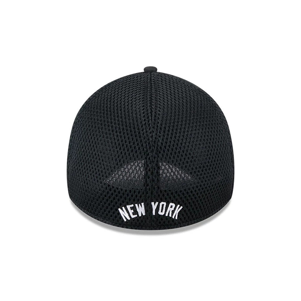 New York Yankees MLB Evergreen Neo Black New Era 39THIRTY Stretch Fit Cap, rear view showing white New York lettering centred on the black mesh back panels, beneath the black top button on the structured crown.