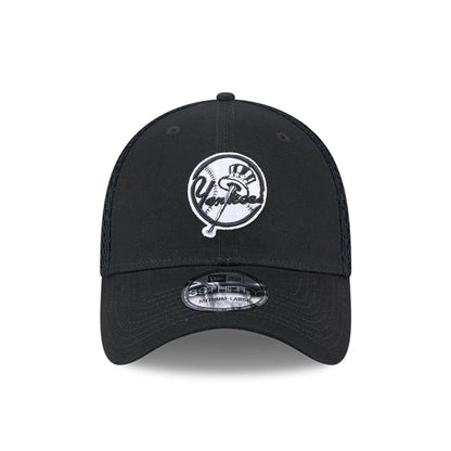 Pictured is this MLB Evergreen Neo New York Yankees 39THIRTY Stretch Fit cap in black. 3