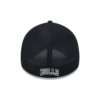 Pictured is this NBA Evergreen Neo Chicago Bulls 39THIRTY Stretch Fit cap in black. 2