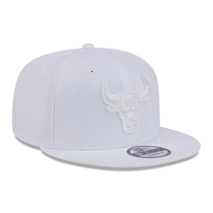 Pictured is this NBA Evergreen Chicago Bulls 9FIFTY Snapback cap in white. 9