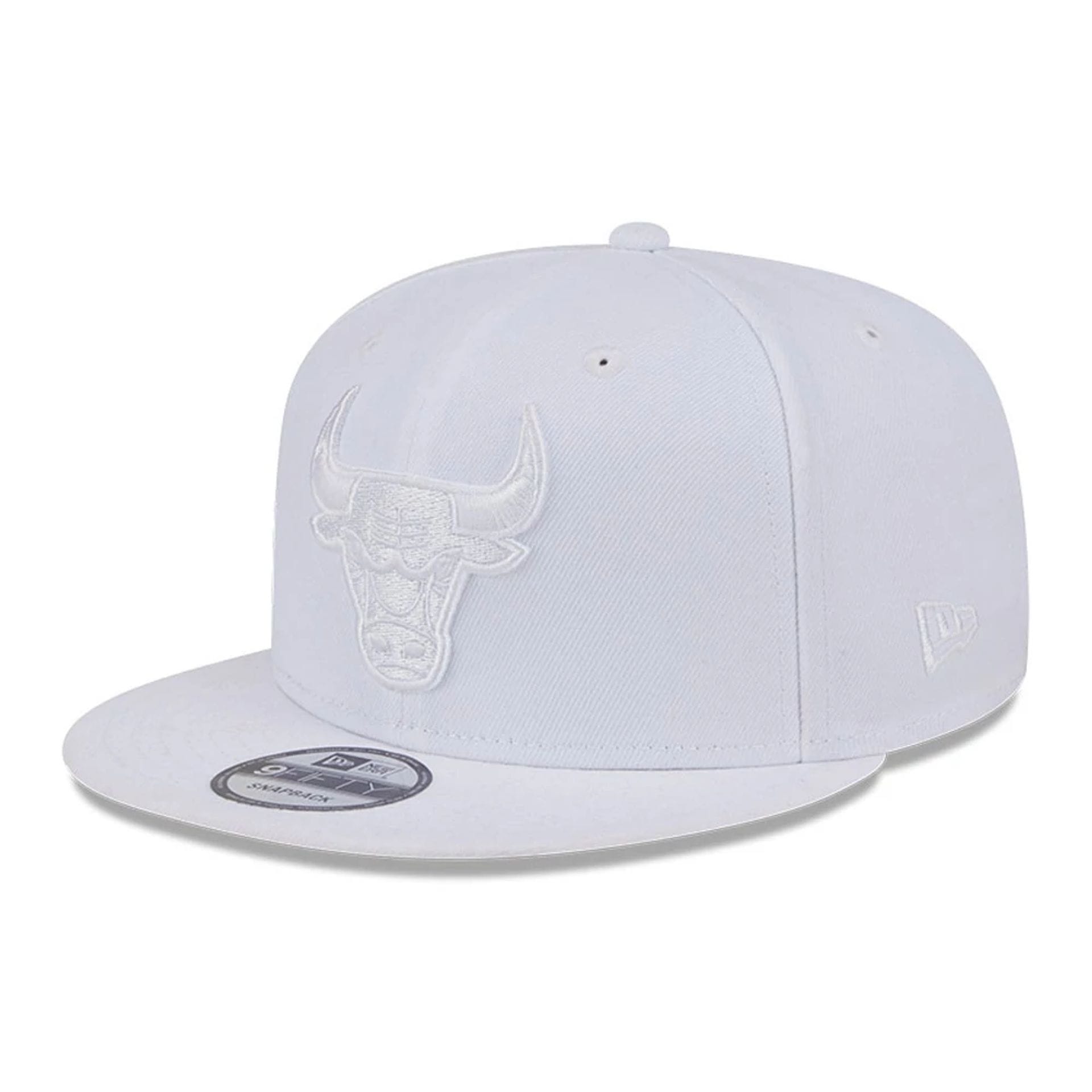 Pictured is this NBA Evergreen Chicago Bulls 9FIFTY Snapback cap in white. 1