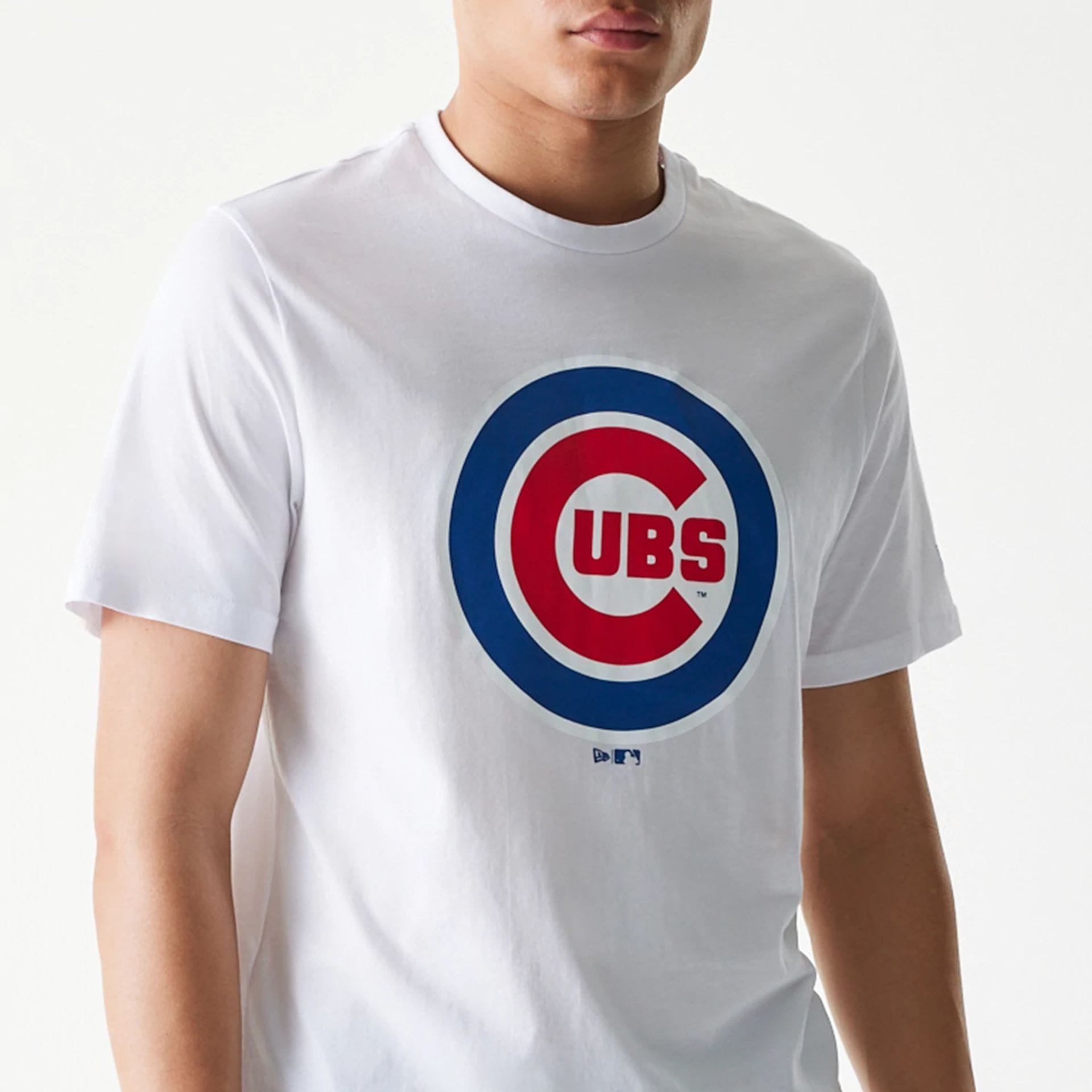The Male model is wearing Chicago Cubs MLB Regular White T-Shirt 4
