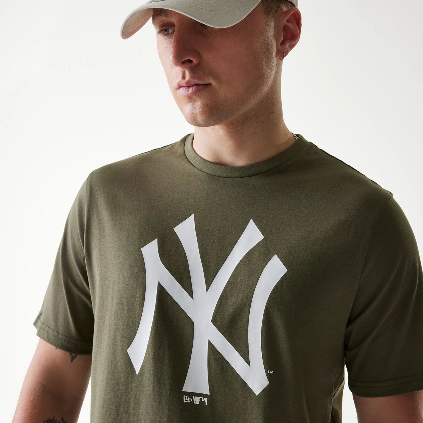 The Male model is wearing New York Yankees MLB Regular Green T-Shirt 4