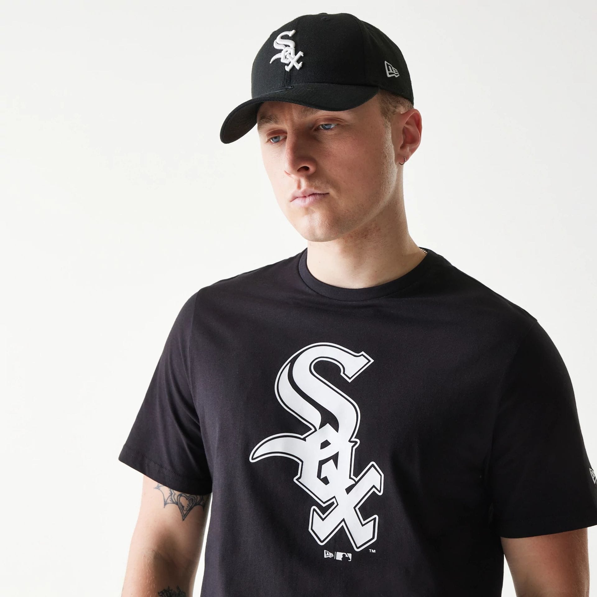 The Male model is wearing Chicago White Sox MLB Regular Black T-Shirt 3