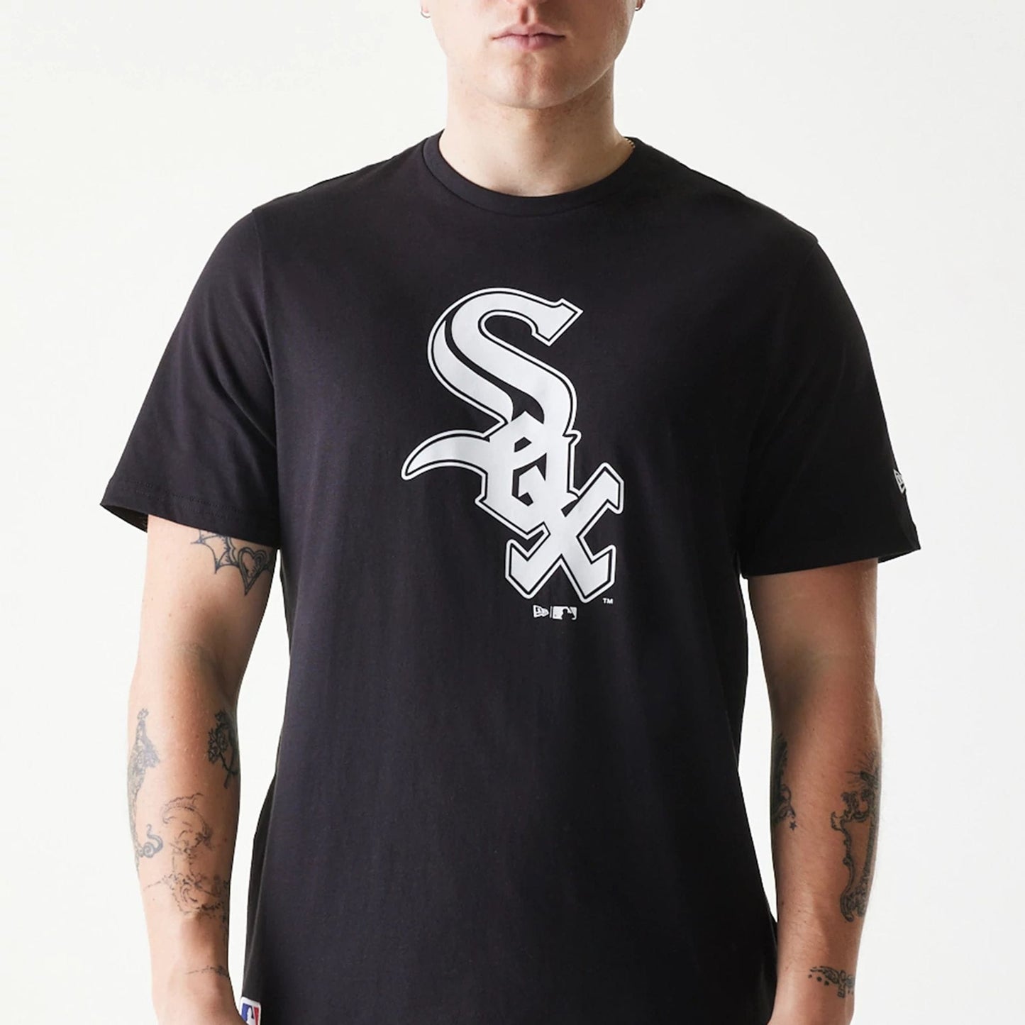 The Male model is wearing Chicago White Sox MLB Regular Black T-Shirt 4