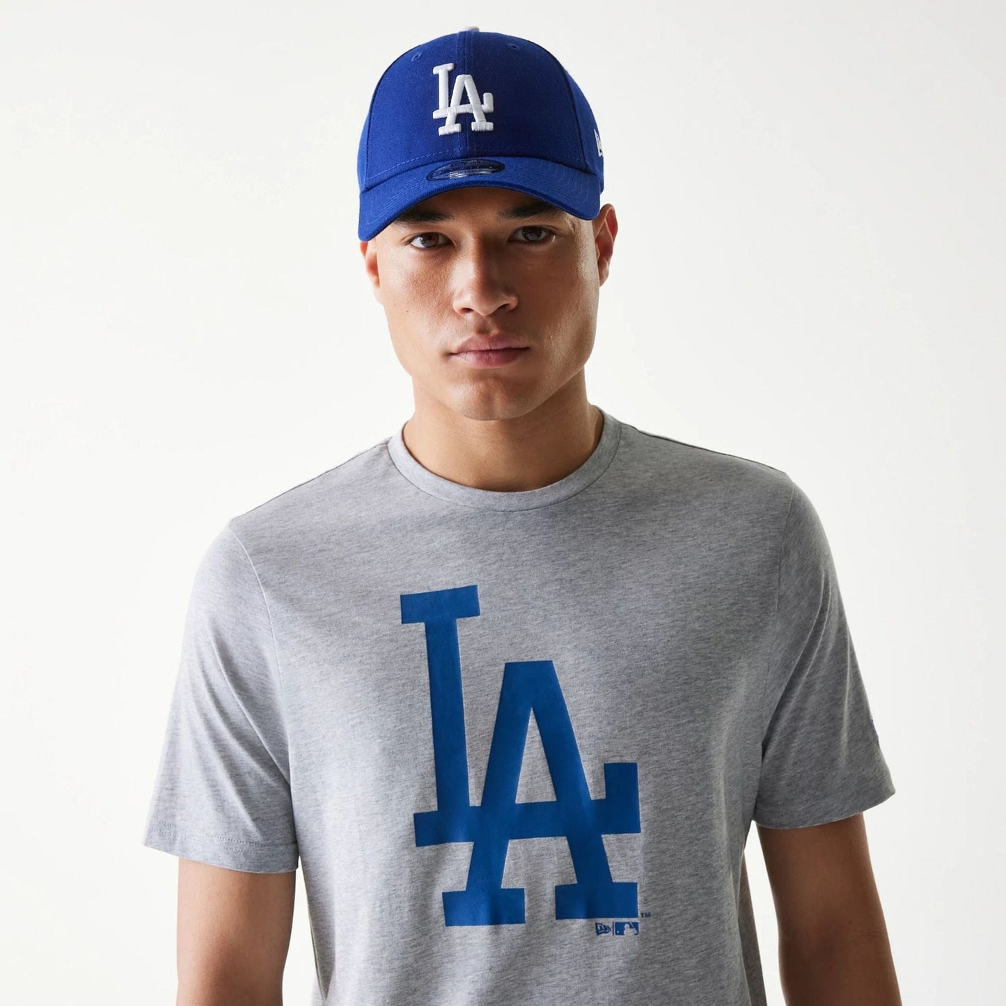 The Male model is wearing LA Dodgers MLB Regular Grey T-Shirt 3