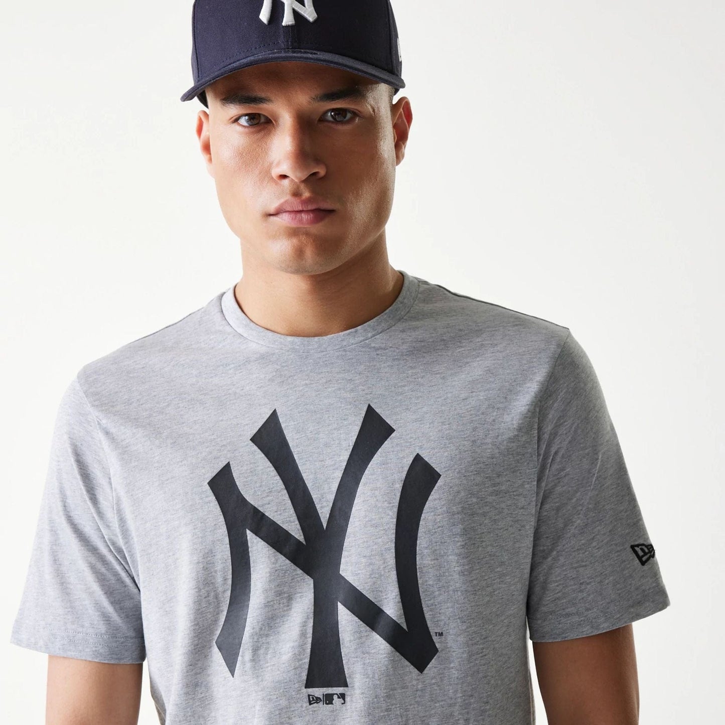 The Male model is wearing New York Yankees MLB Regular Grey T-Shirt 3