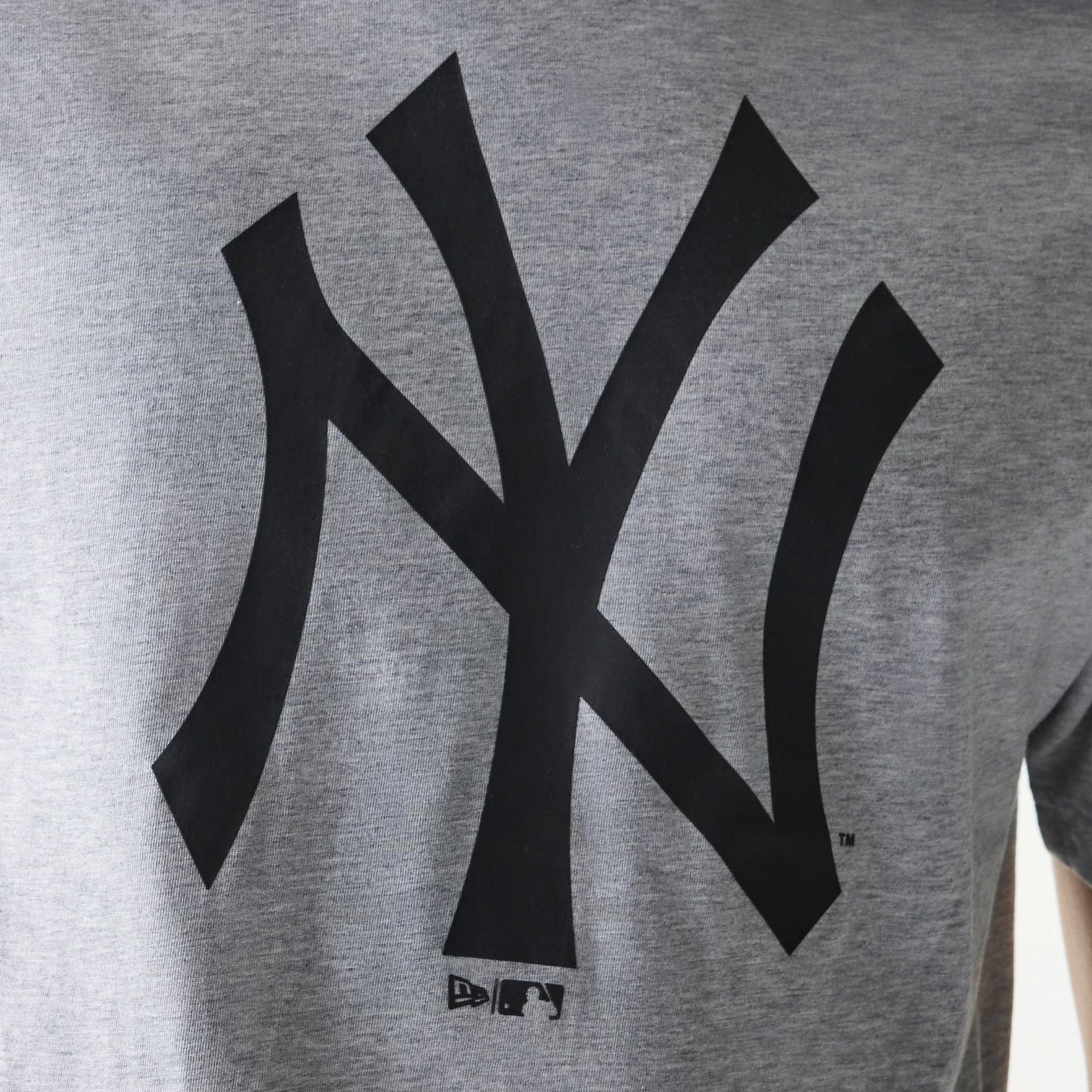 The Male model is wearing New York Yankees MLB Regular Grey T-Shirt 4