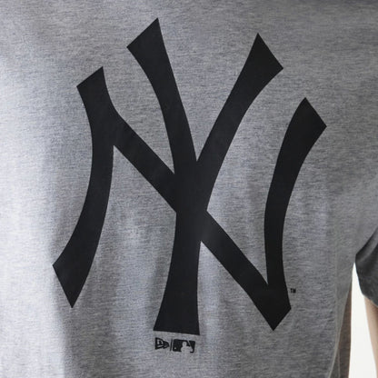 The Male model is wearing New York Yankees MLB Regular Grey T-Shirt 4