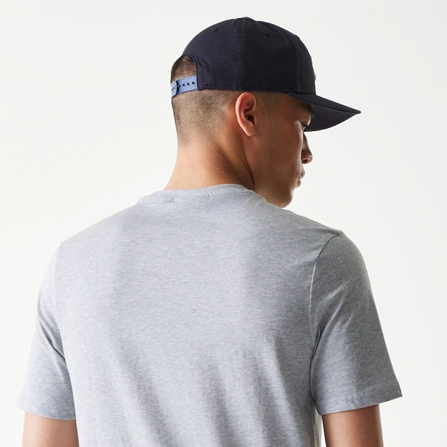 The Male model is wearing New York Yankees MLB Regular Grey T-Shirt 7
