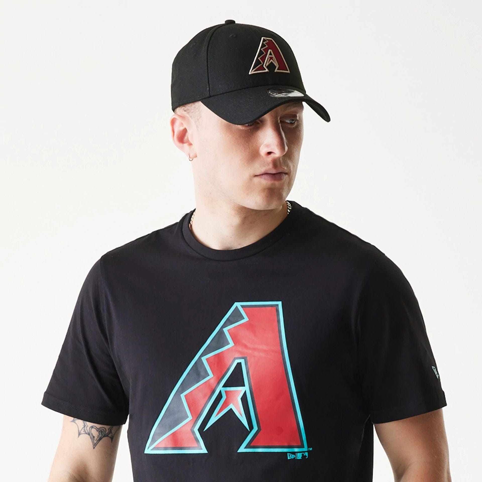 The Male model is wearing Arizona Diamondbacks MLB Regular Black T-Shirt 4