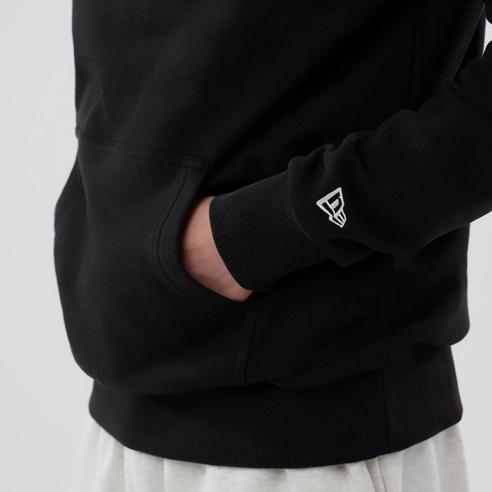 The Male model is wearing Cincinnati Reds MLB Black Pullover Hoodie 5