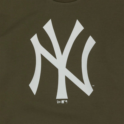 The Male model is wearing New York Yankees MLB Regular Green Crew Neck Sweater 3
