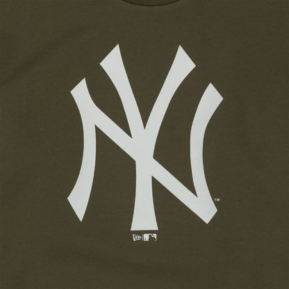 The Male model is wearing New York Yankees MLB Regular Green Crew Neck Sweater 3