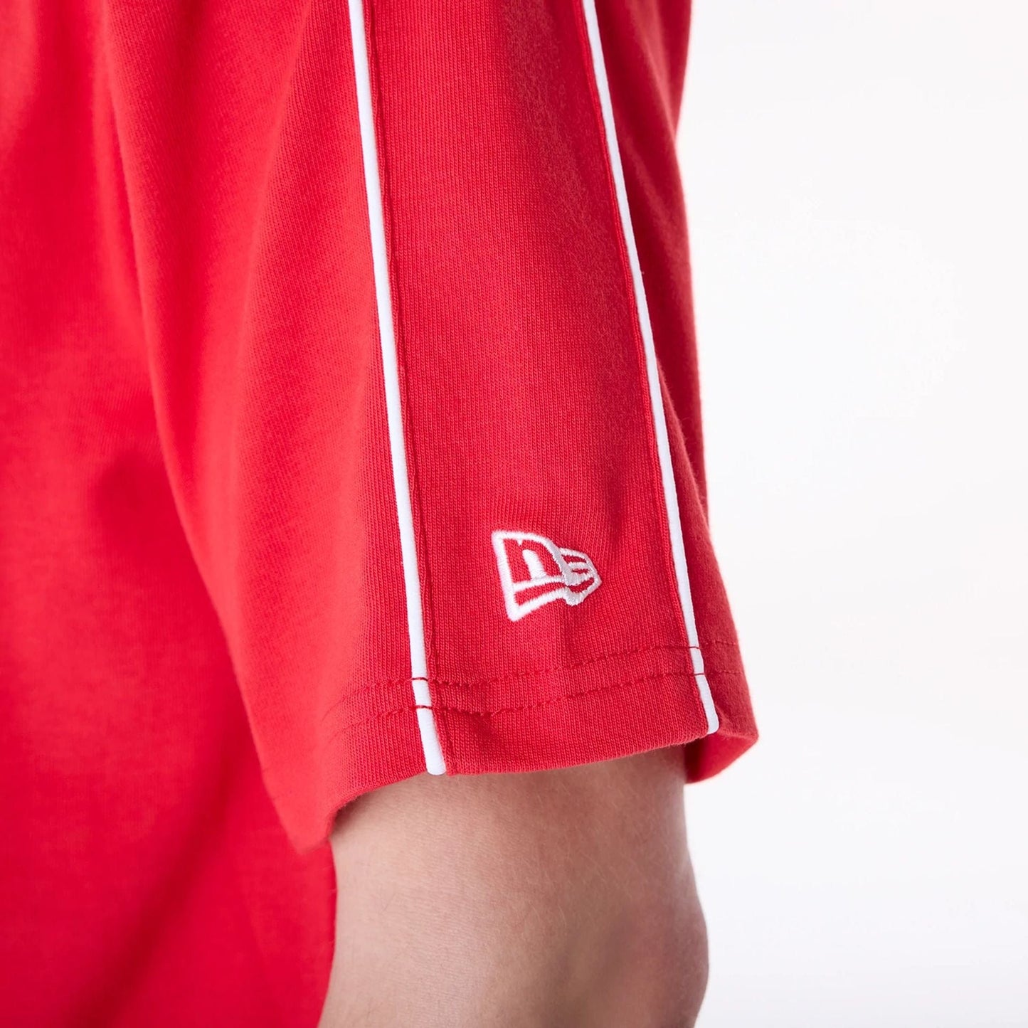 The Male model is wearing Kansas City Chiefs NFL Heritage Red Oversized T-Shirt 5