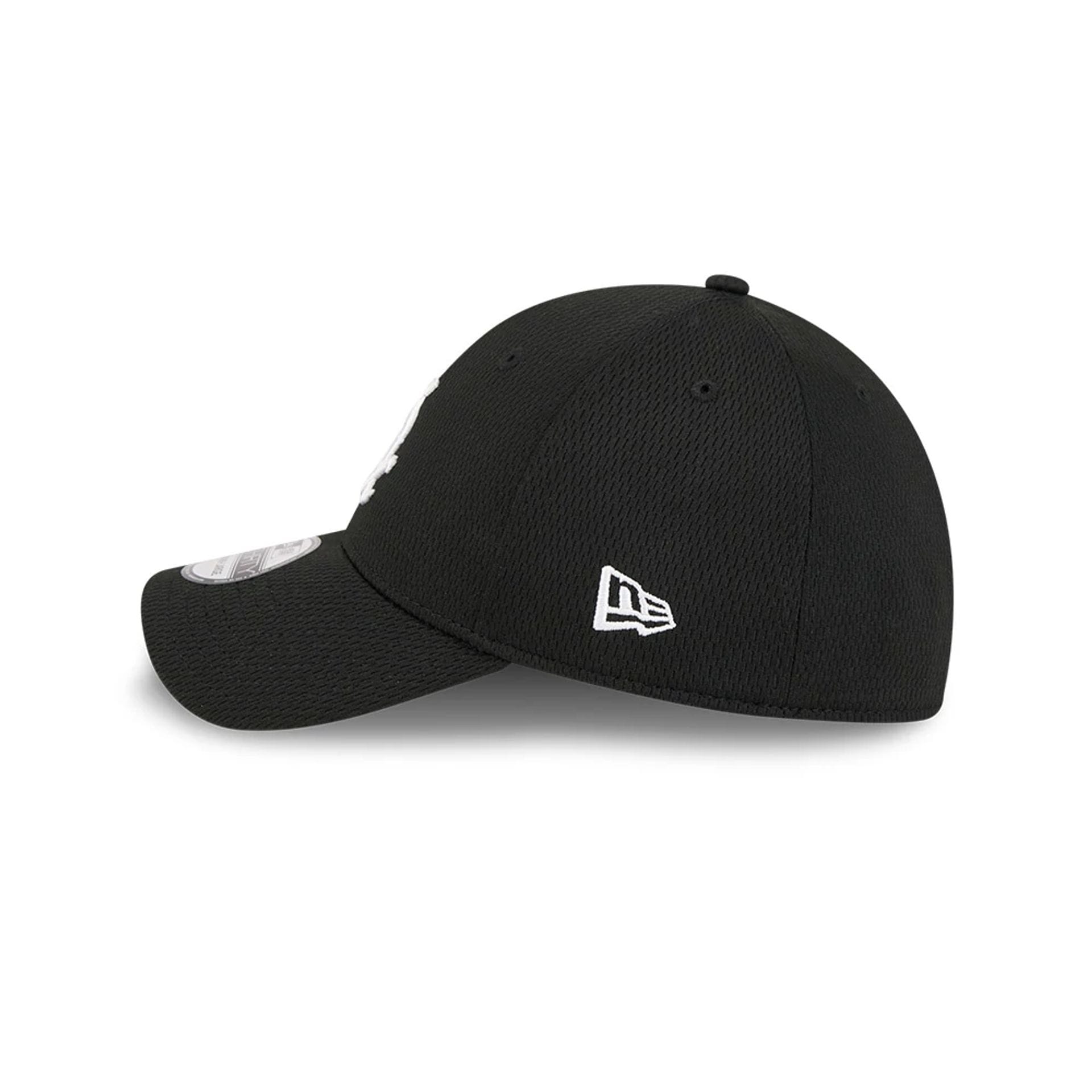 Pictured is this MLB Evergreen Chicago White Sox 39THIRTY Stretch Fit cap in black. 5