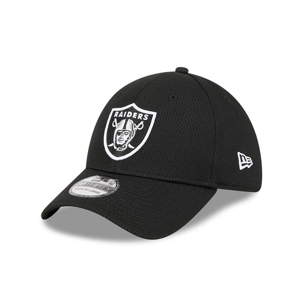 Las Vegas Raiders NFL Evergreen Black New Era 39THIRTY Stretch Fit Cap, three-quarter view with a white embroidered Raiders logo on the structured crown, a 39THIRTY size sticker on the curved visor, and a white New Era flag logo on the left side.