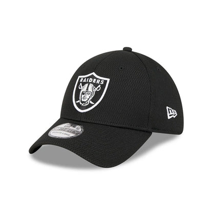 Las Vegas Raiders NFL Evergreen Black New Era 39THIRTY Stretch Fit Cap, three-quarter view with a white embroidered Raiders logo on the structured crown, a 39THIRTY size sticker on the curved visor, and a white New Era flag logo on the left side.