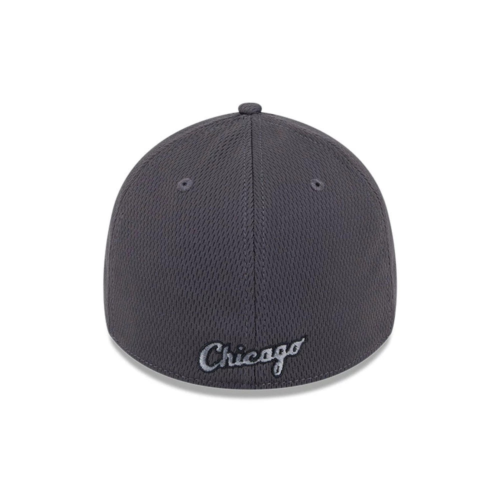 Pictured is this MLB Evergreen Chicago White Sox 39THIRTY Stretch Fit cap in dark grey. 4