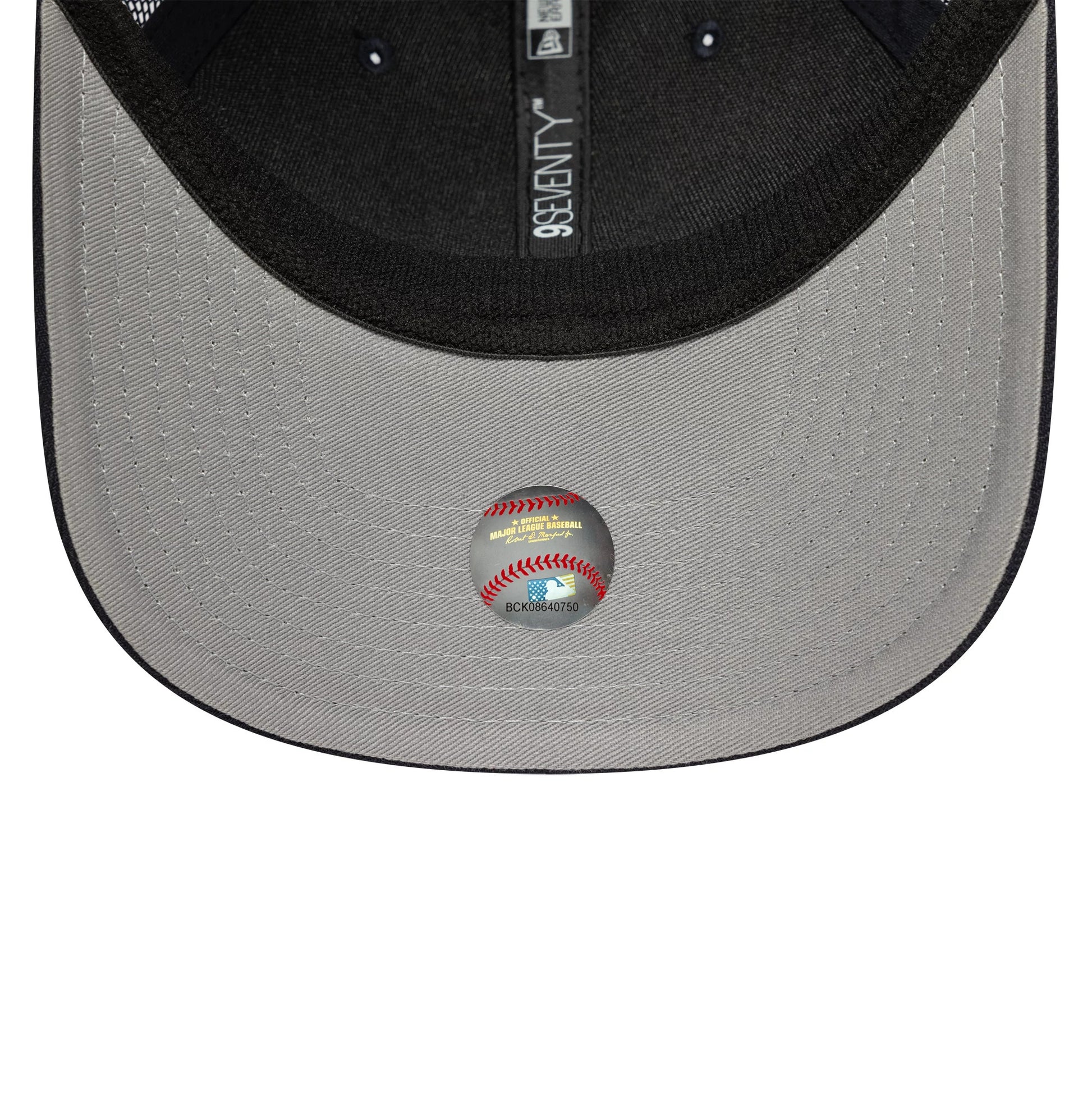 This is a New York Yankees MLB Official Team Colour Navy 9SEVENTY Stretch Snap Adjustable Cap 2