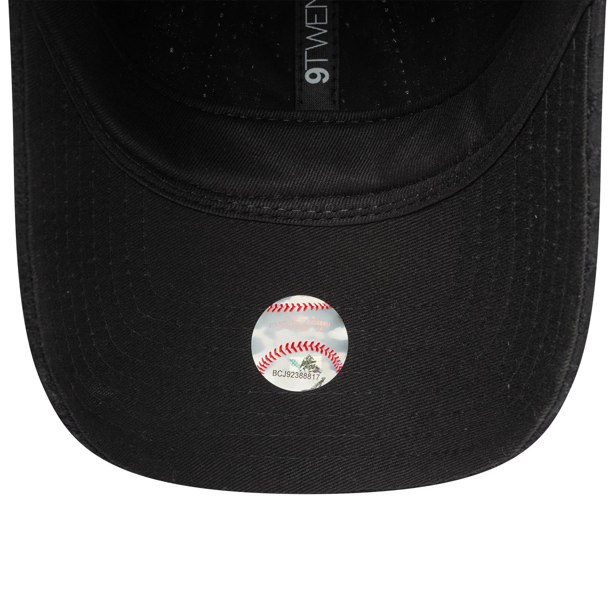 New York Yankees Womens MLB Broderie Black New Era 9TWENTY Adjustable Cap, inside view showing black taping with a 9TWENTY label and a baseball hologram sticker on the black undervisor.