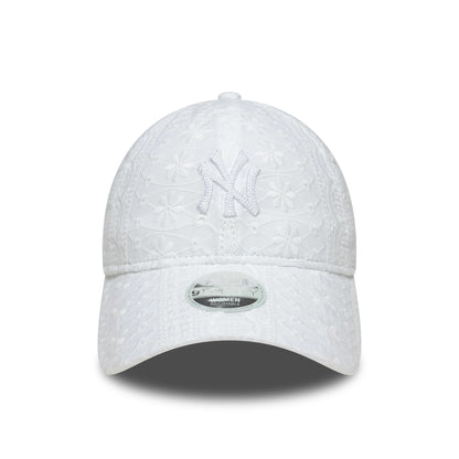 This is a New York Yankees Womens MLB Broderie White 9TWENTY Adjustable Cap 2