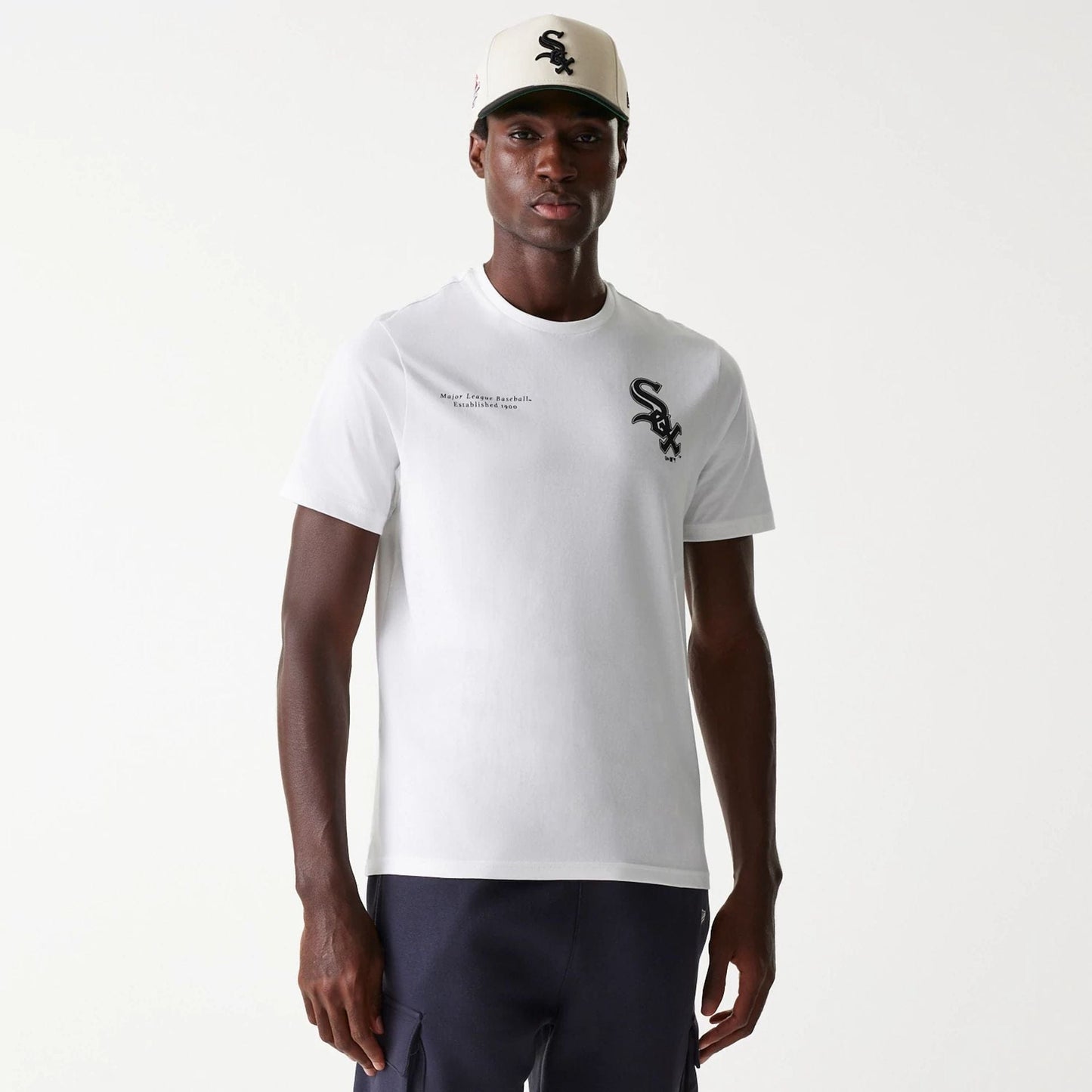 The Male model is wearing Chicago White Sox MLB Arch Graphic White T-Shirt 1