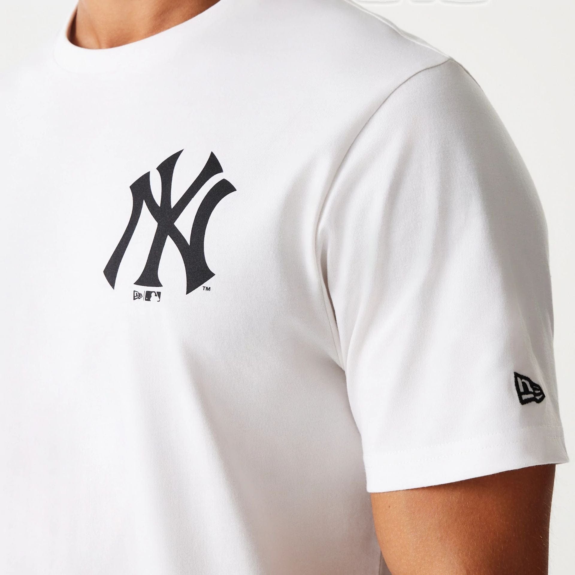The Male model is wearing New York Yankees MLB Arch Graphic Open White T-Shirt 7