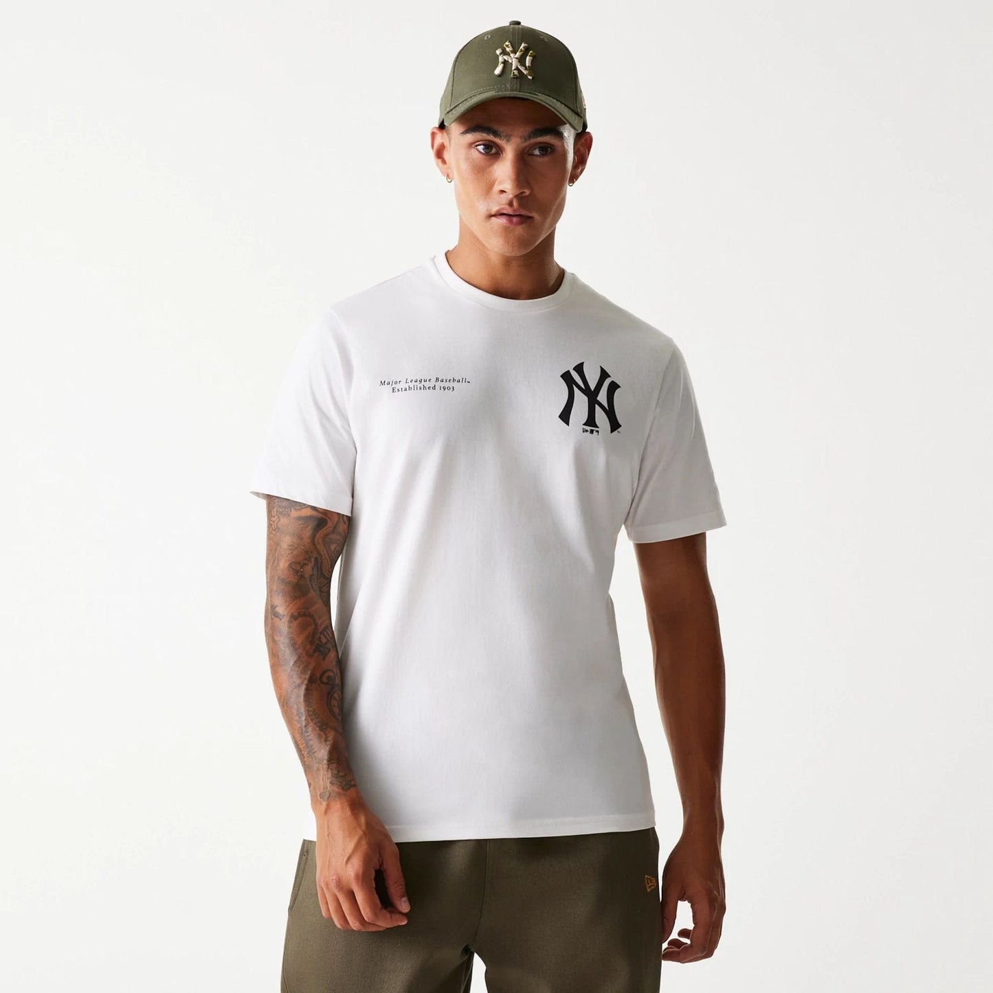 The Male model is wearing New York Yankees MLB Arch Graphic Open White T-Shirt 1