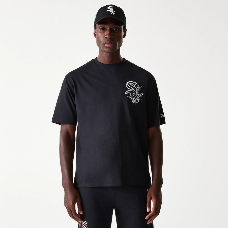 The Male model is wearing Chicago White Sox MLB Floral Graphic Black Oversized T-Shirt 1