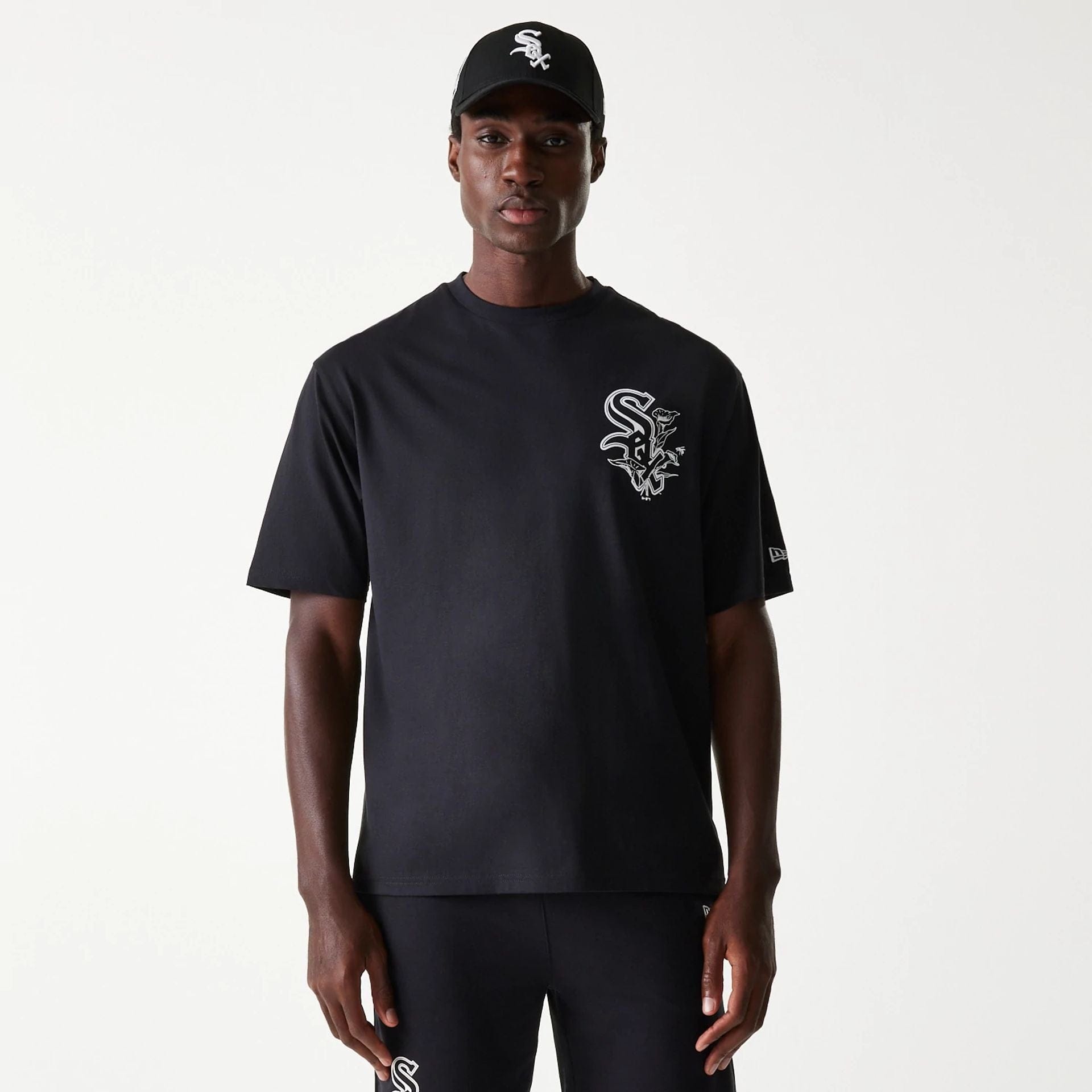 The Male model is wearing Chicago White Sox MLB Floral Graphic Black Oversized T-Shirt 1