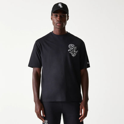 The Male model is wearing Chicago White Sox MLB Floral Graphic Black Oversized T-Shirt 1