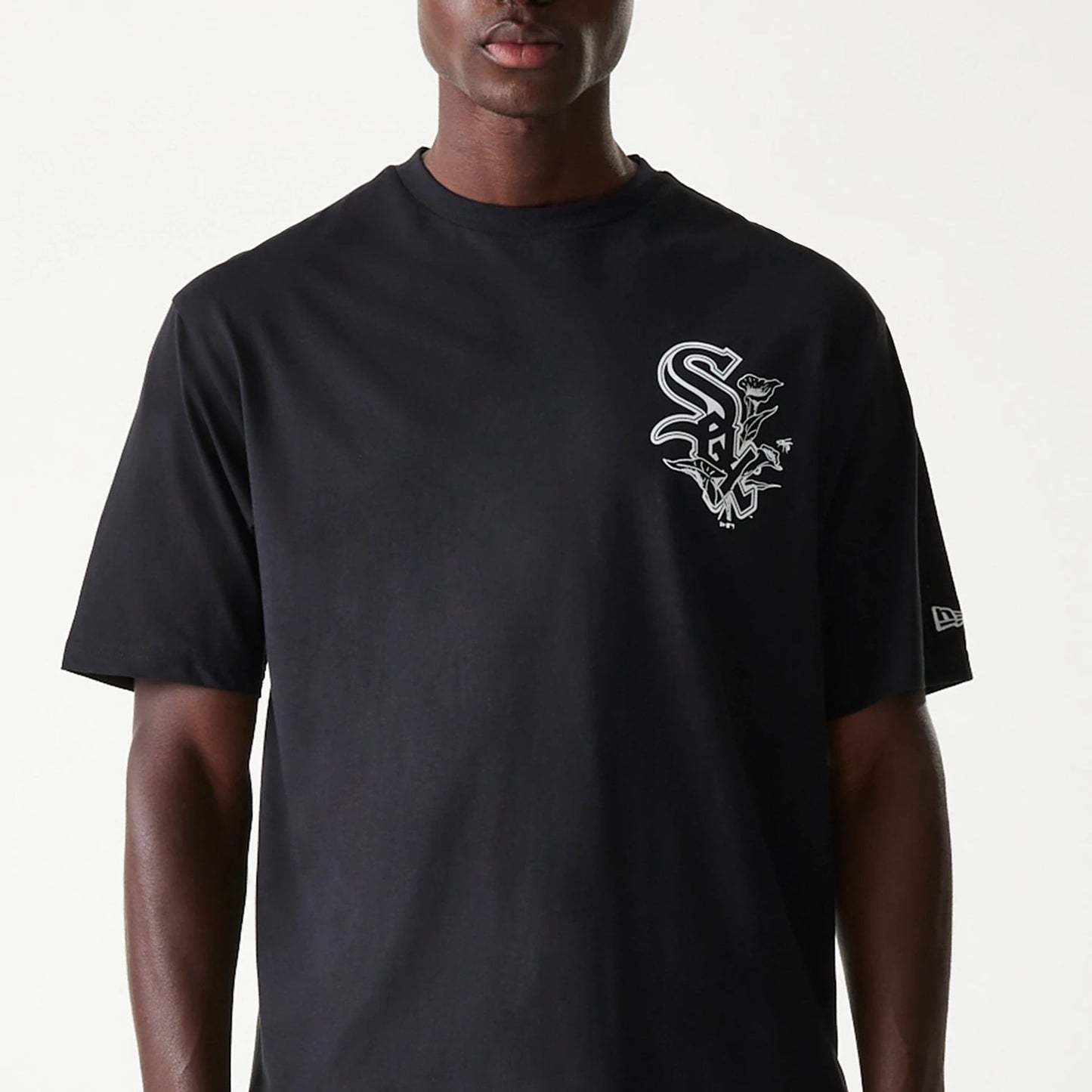 The Male model is wearing Chicago White Sox MLB Floral Graphic Black Oversized T-Shirt 5