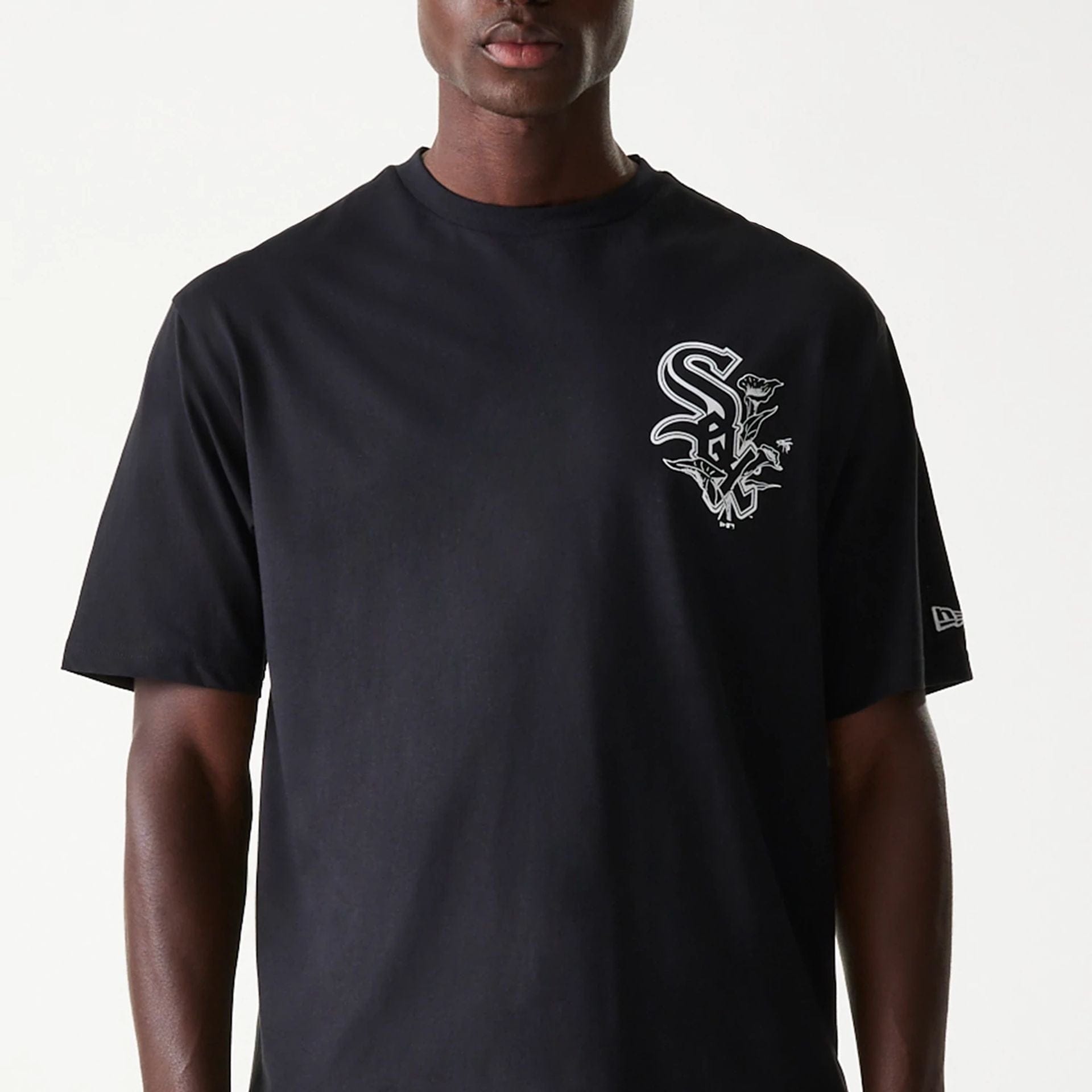 The Male model is wearing Chicago White Sox MLB Floral Graphic Black Oversized T-Shirt 5