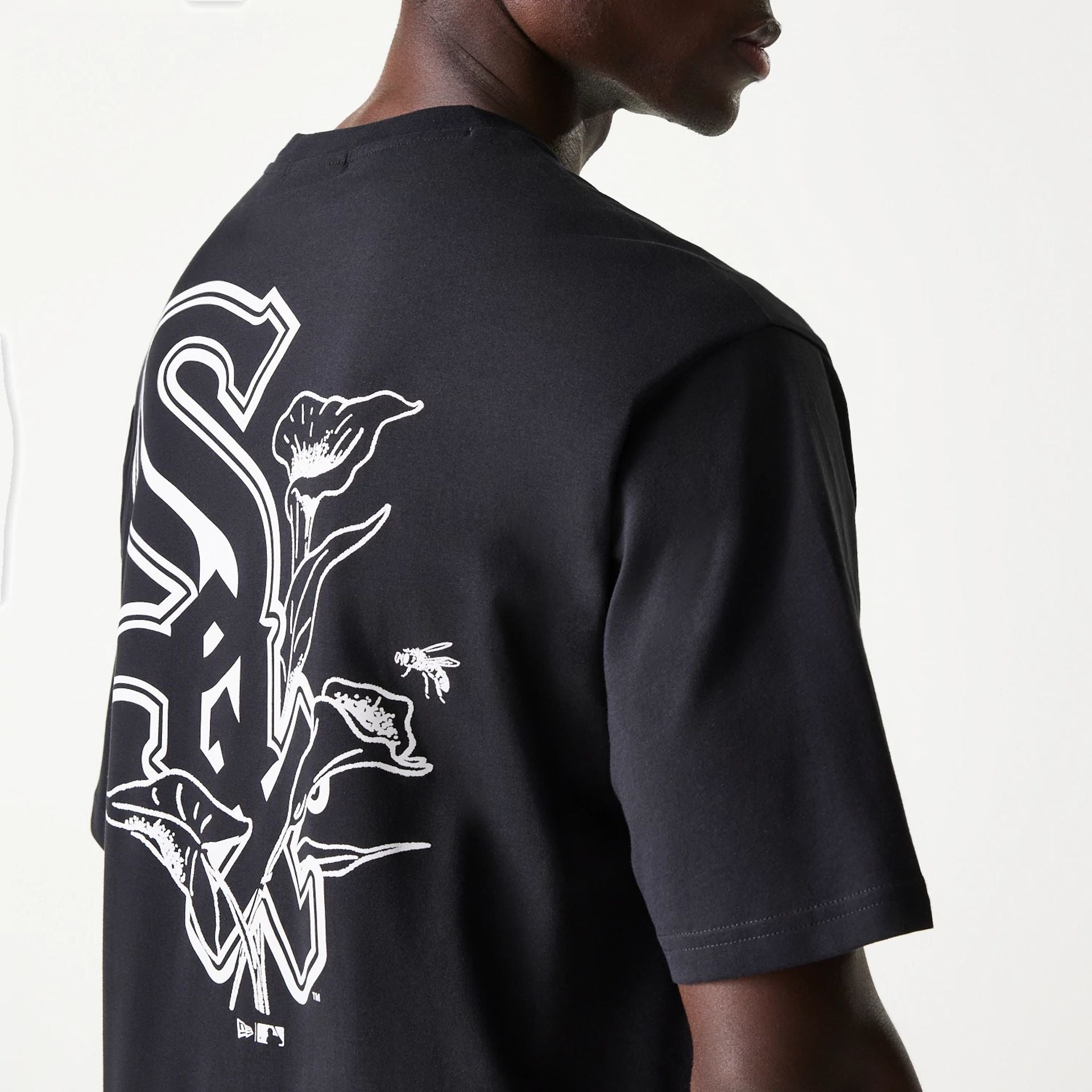The Male model is wearing Chicago White Sox MLB Floral Graphic Black Oversized T-Shirt 6