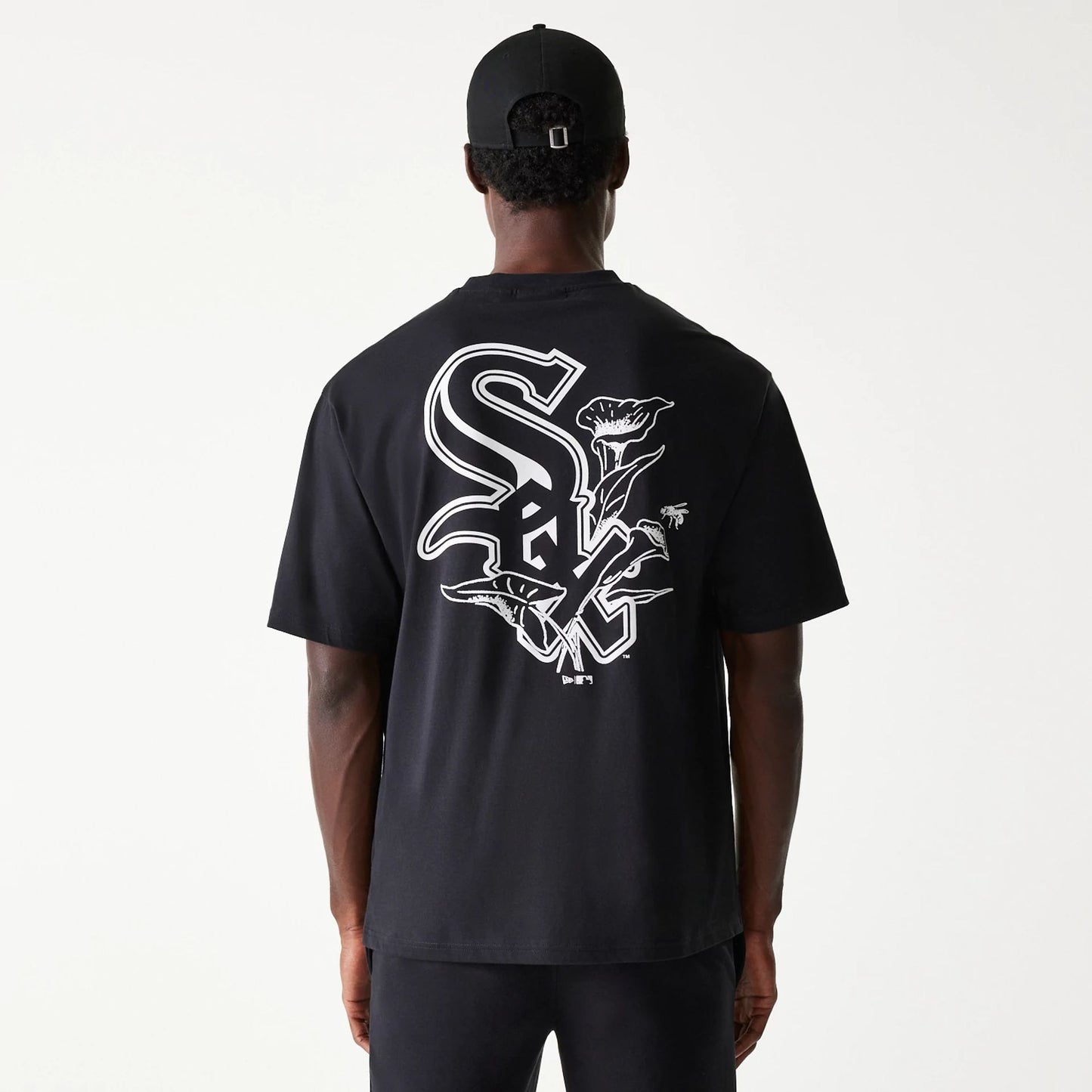 The Male model is wearing Chicago White Sox MLB Floral Graphic Black Oversized T-Shirt 2