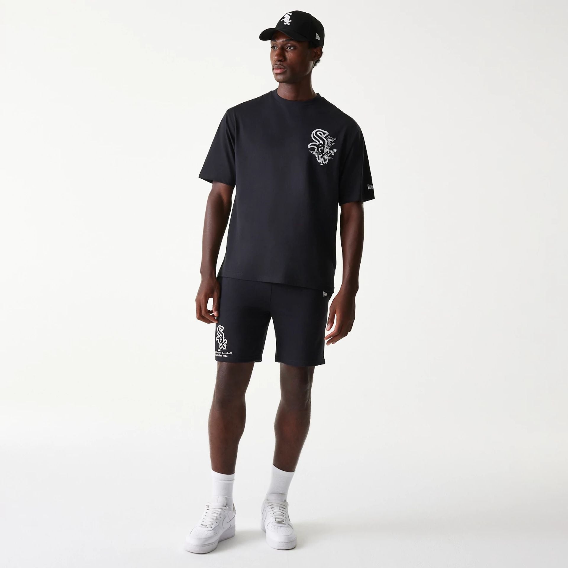 The Male model is wearing Chicago White Sox MLB Floral Graphic Black Oversized T-Shirt 8