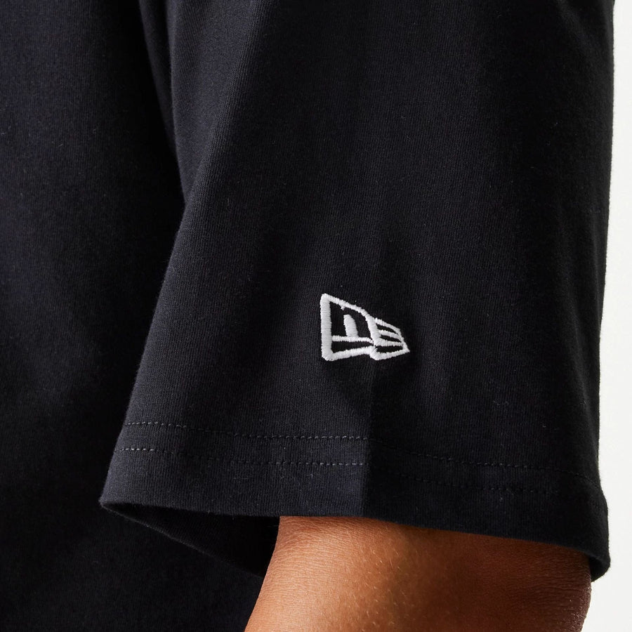 The Male model is wearing Chicago Bulls NBA Team Graphic Black Oversized T-Shirt 7