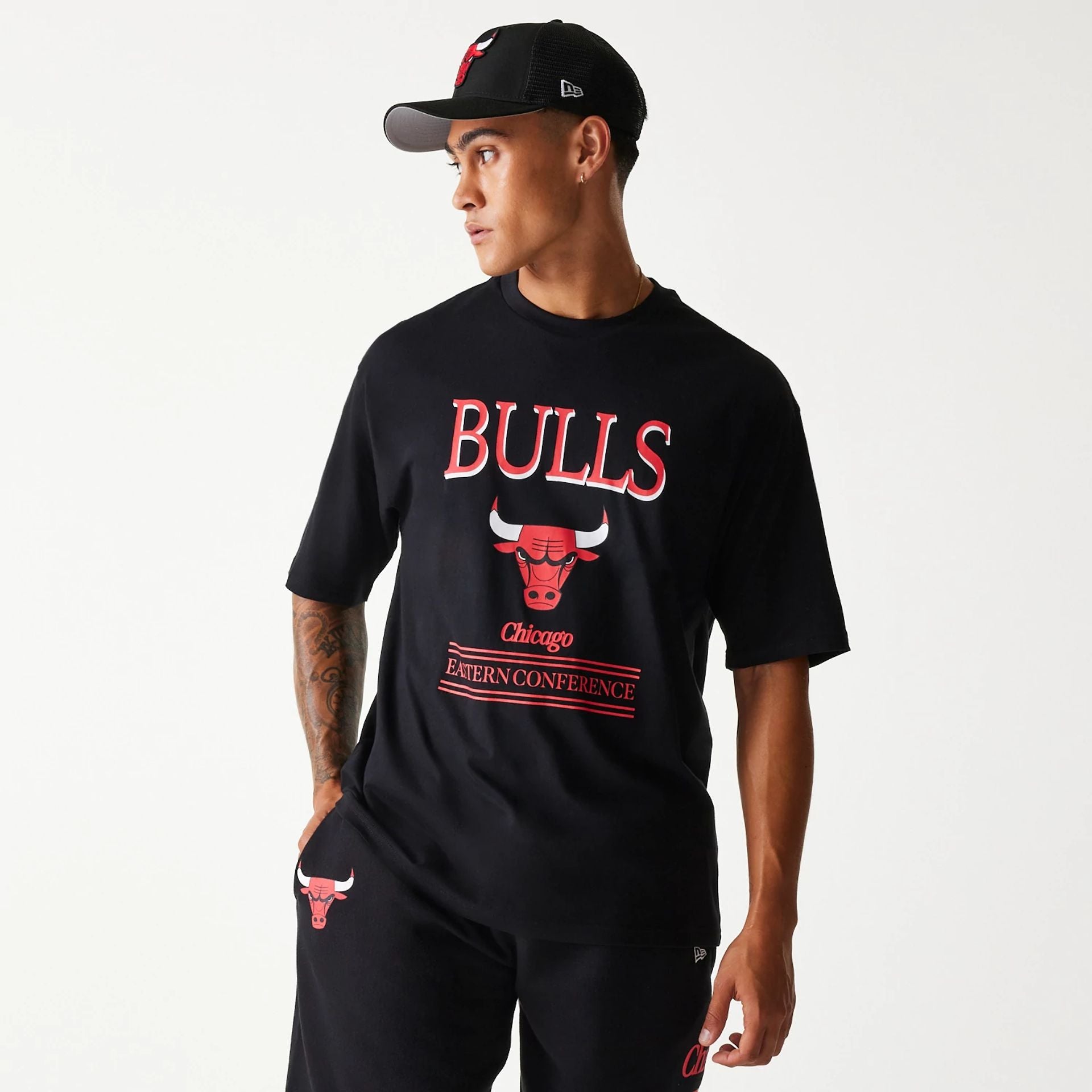 The Male model is wearing Chicago Bulls NBA Team Graphic Black Oversized T-Shirt 1