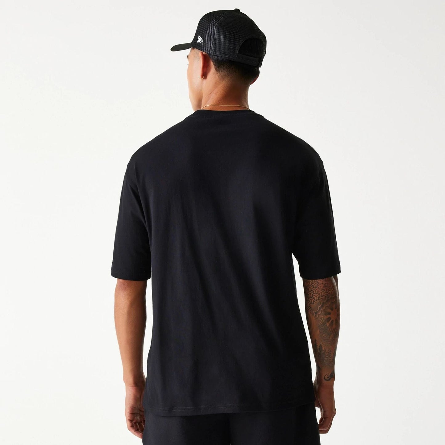 The Male model is wearing Chicago Bulls NBA Team Graphic Black Oversized T-Shirt 2