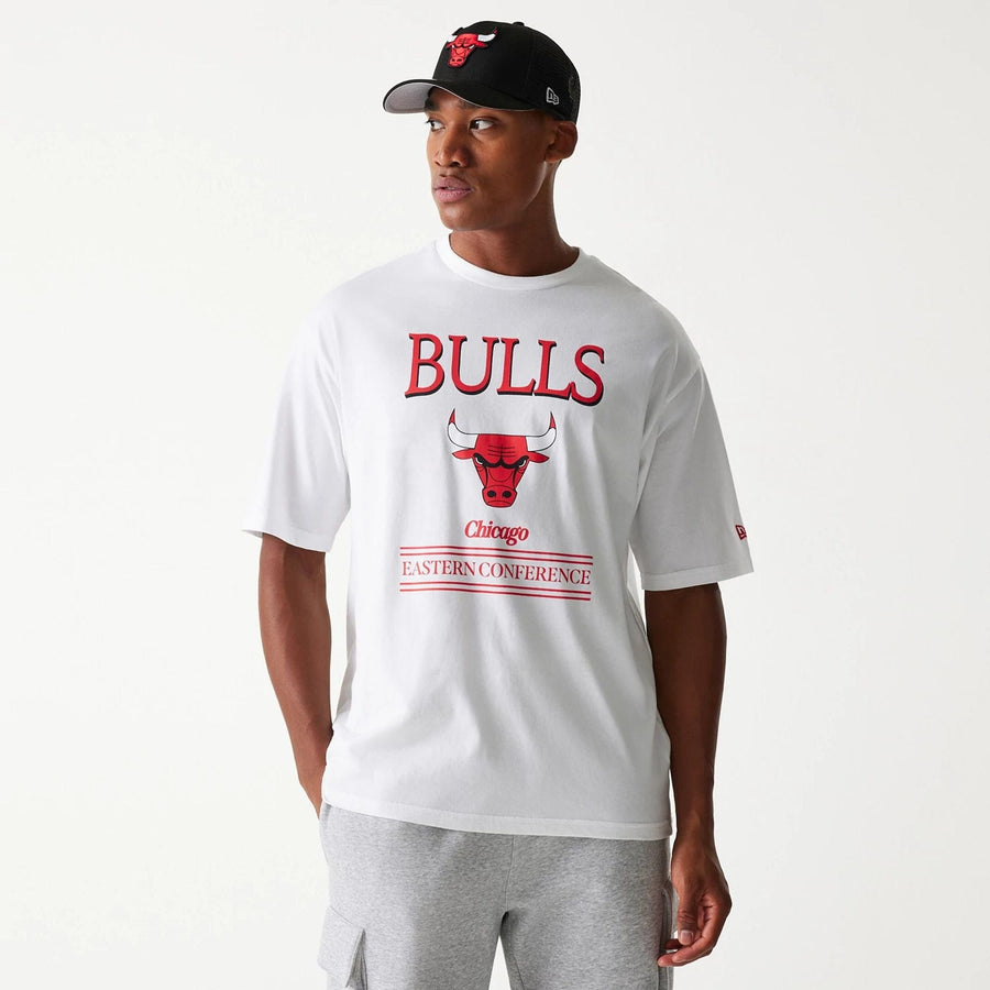 The Male model is wearing Chicago Bulls NBA Team Graphic White Oversized T-Shirt 1