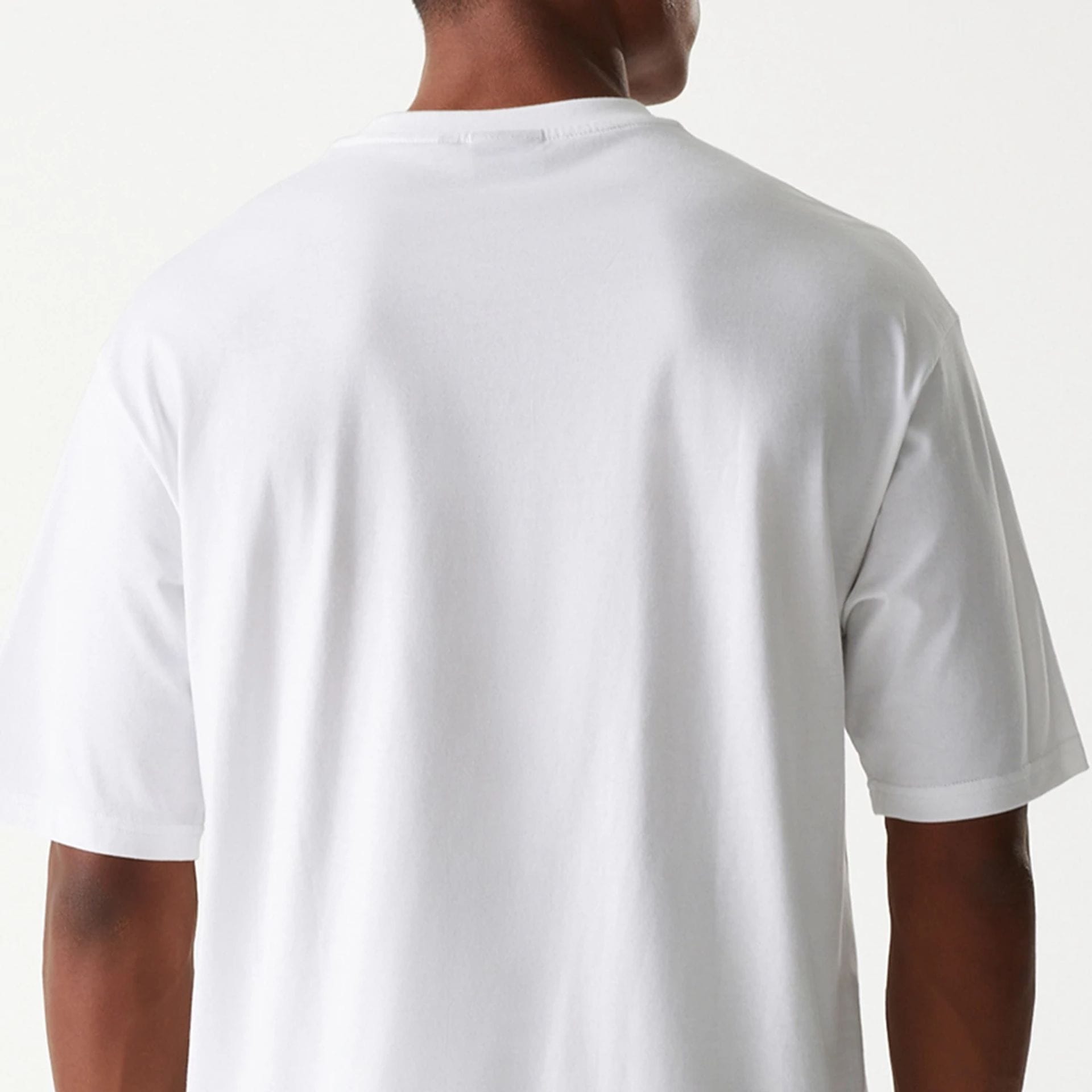 The Male model is wearing Chicago Bulls NBA Team Graphic White Oversized T-Shirt 7