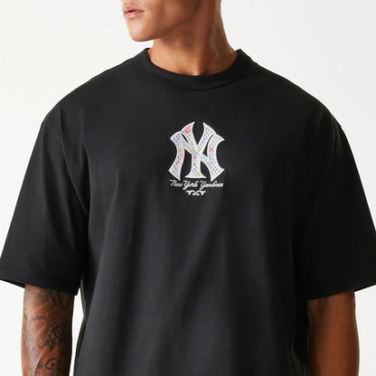 The Male model is wearing New York Yankees MLB Infill Black Oversized T-Shirt 4