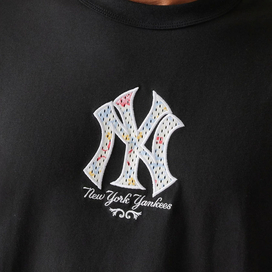 The Male model is wearing New York Yankees MLB Infill Black Oversized T-Shirt 5