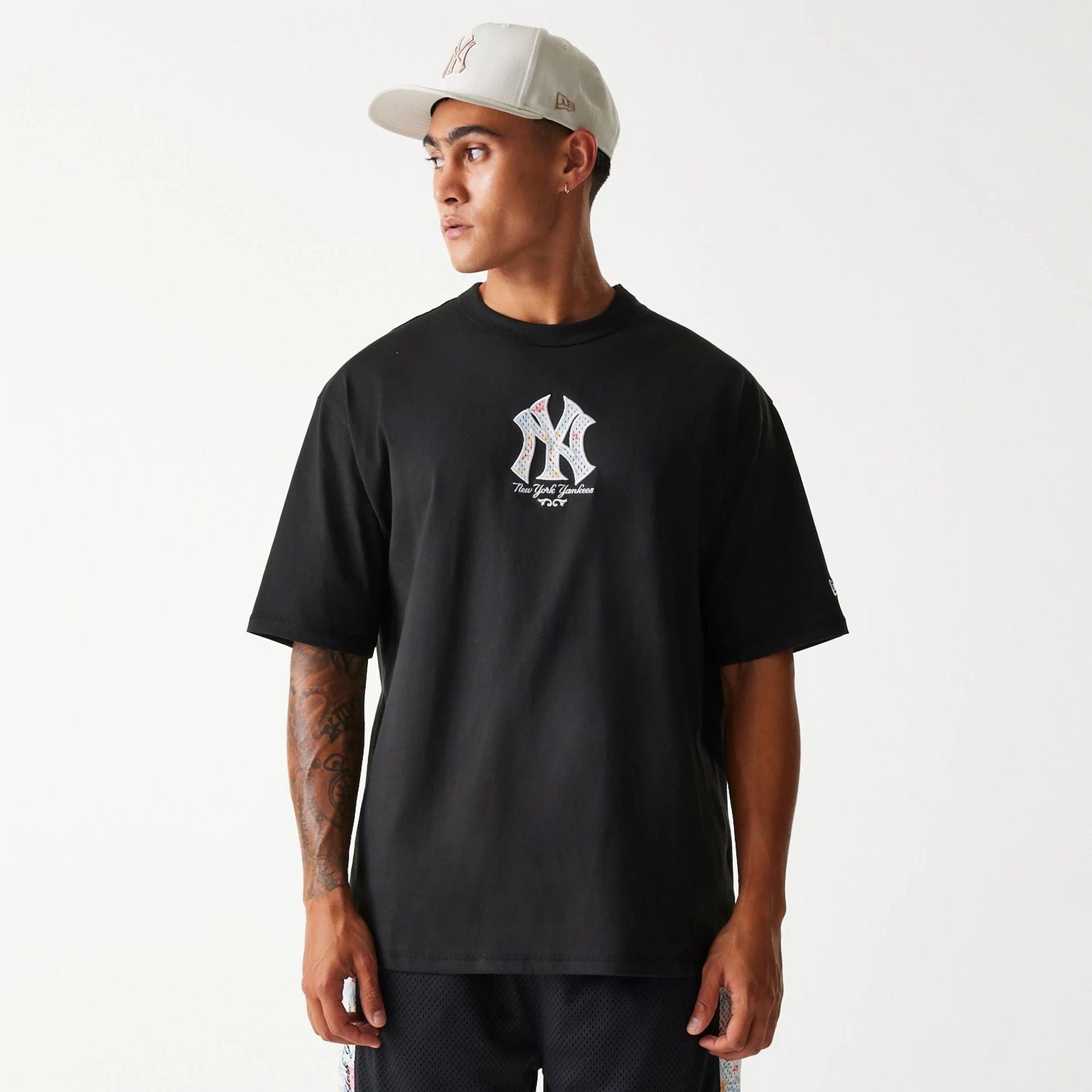 The Male model is wearing New York Yankees MLB Infill Black Oversized T-Shirt 1