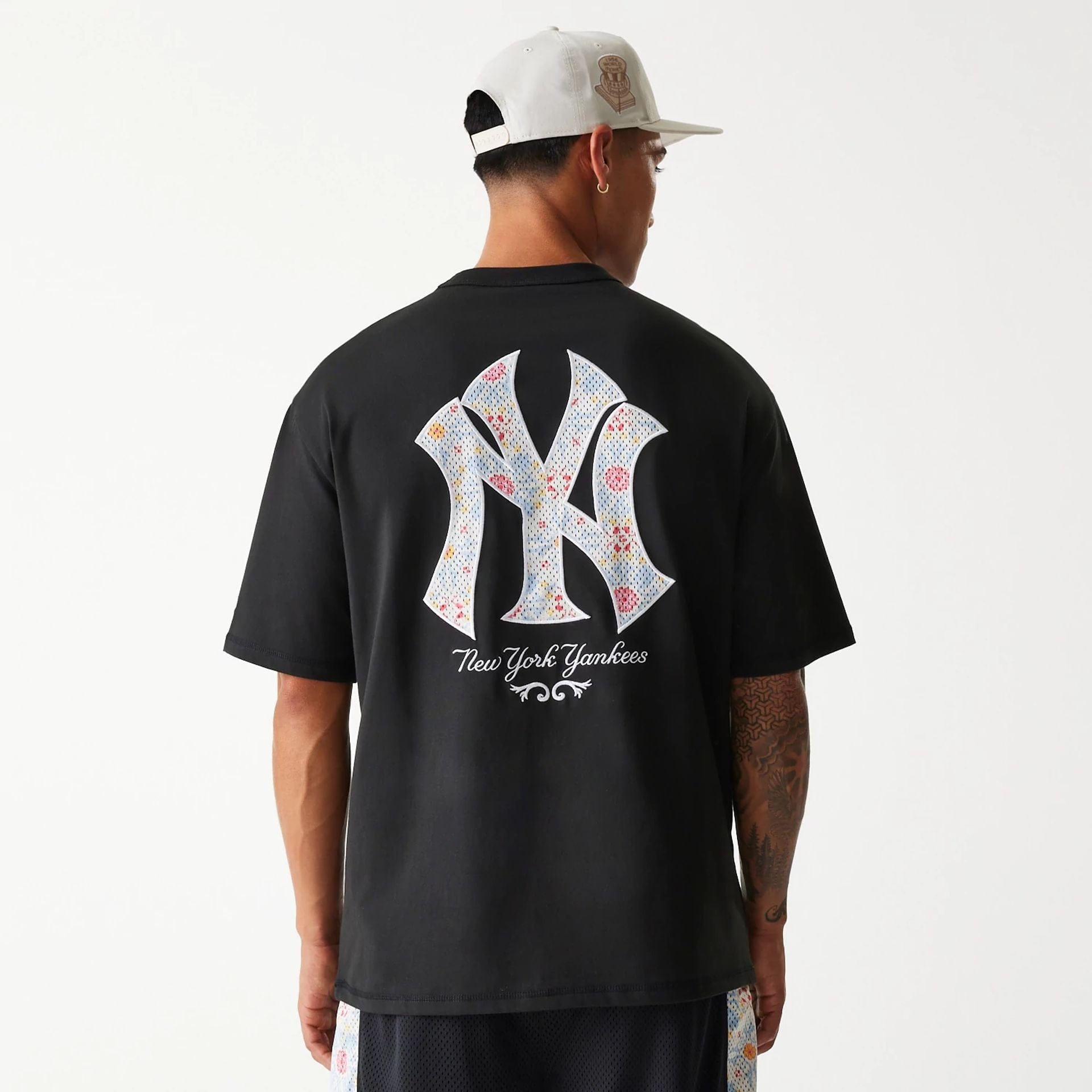 The Male model is wearing New York Yankees MLB Infill Black Oversized T-Shirt 2