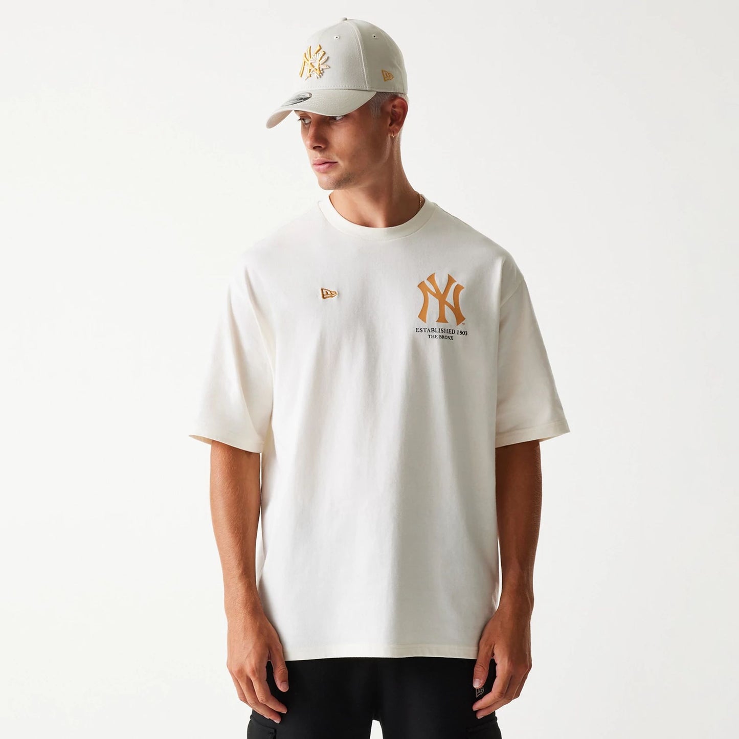 The Male model is wearing New York Yankees MLB Baseball Graphic Open White Oversized T-Shirt 2