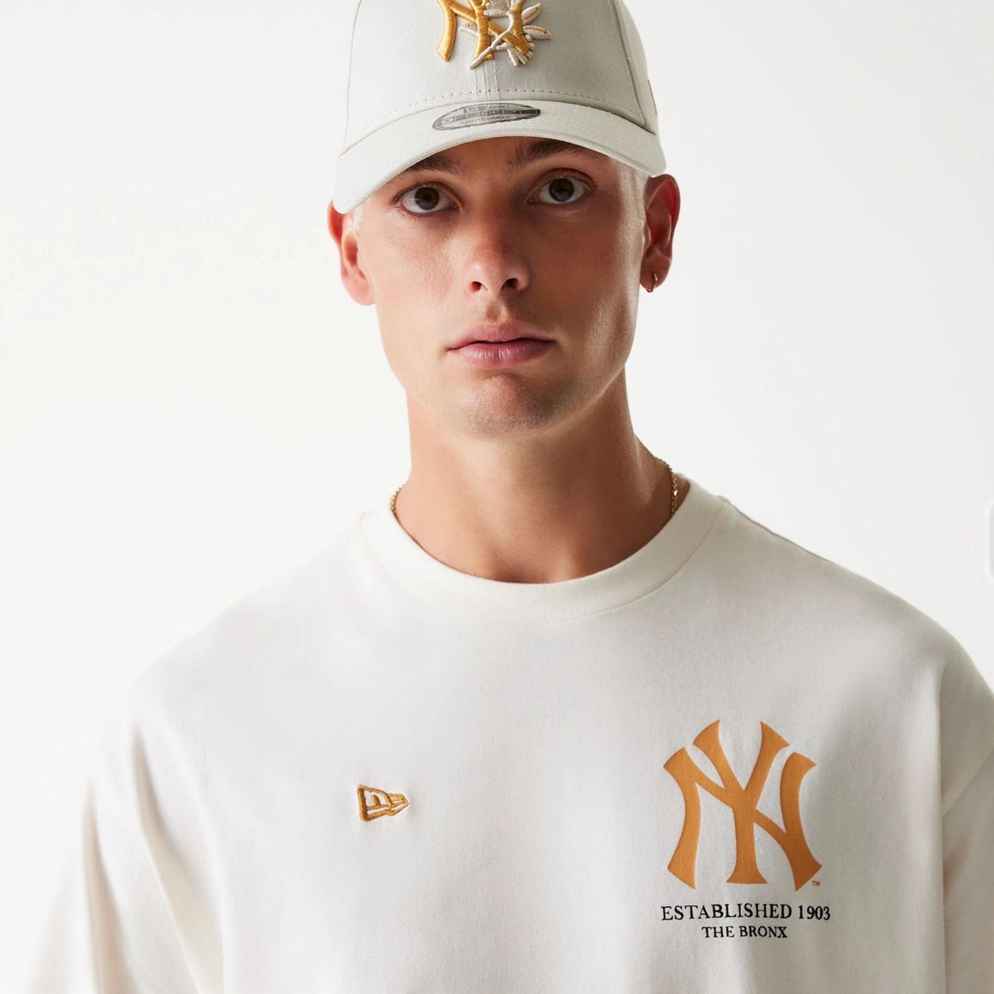 The Male model is wearing New York Yankees MLB Baseball Graphic Open White Oversized T-Shirt 7